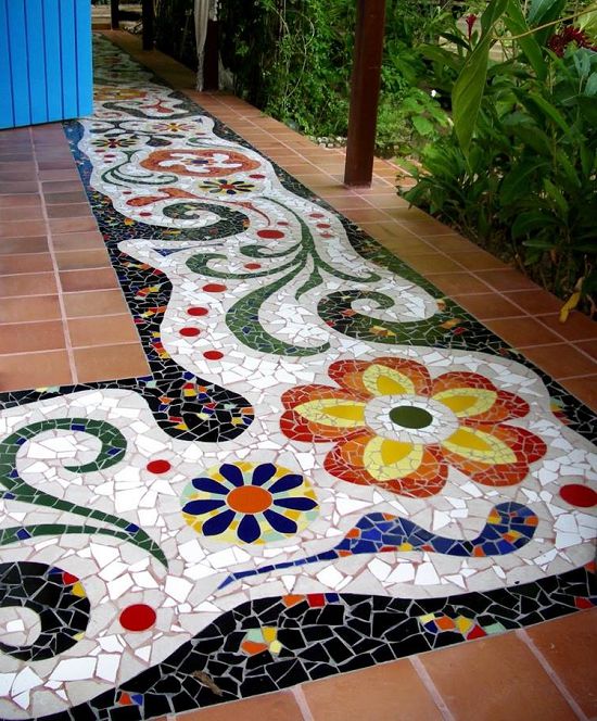 Красивая мозаика из битой керамики